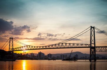 Conheça a Ponte Hercílio Luz em Florianópolis